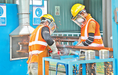中企承建的馬東鐵項(xiàng)目創(chuàng)造就業(yè)機(jī)會(huì)超過1.8萬(wàn)個(gè)，合作的當(dāng)?shù)仄髽I(yè)超過1900家——為促進(jìn)馬來(lái)西亞東西海岸互聯(lián)互通貢獻(xiàn)力量（共建“一帶一路”第一現(xiàn)場(chǎng)）