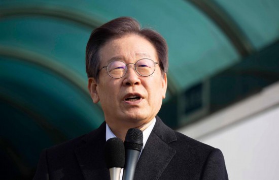 1月10日，韓國最大在野黨黨首李在明從首爾大學醫(yī)院出院時發(fā)表講話。新華社發(fā)（全休相攝）