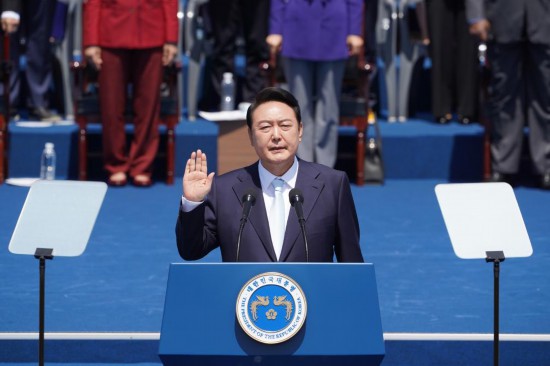 2022年5月10日，在韓國(guó)首爾，尹錫悅出席總統(tǒng)宣誓就職儀式。新華社發(fā)（李相浩攝）