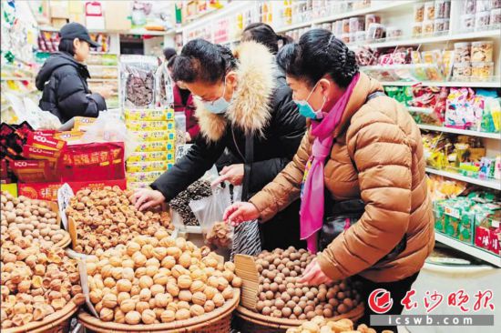 　　在長沙南門口菜市場附近的一家炒貨店內(nèi)，市民正在選購年貨?！　￠L沙晚報全媒體記者 范宏歡 攝