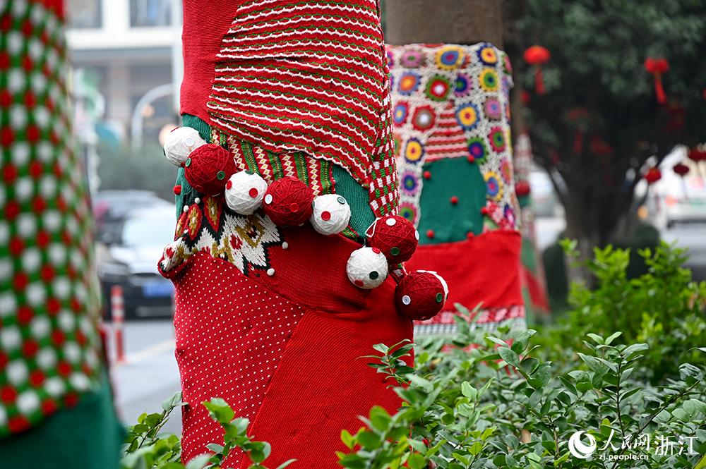 杭州市拱墅區(qū)獅虎橋路上的行道樹(shù)“穿”上了新裝。人民網(wǎng) 葉賓得攝