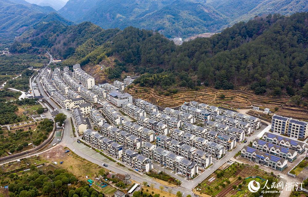 近日，航拍寧波市海曙區(qū)龍觀鄉(xiāng)李岙村屋頂光伏項(xiàng)目。人民網(wǎng) 章勇濤攝