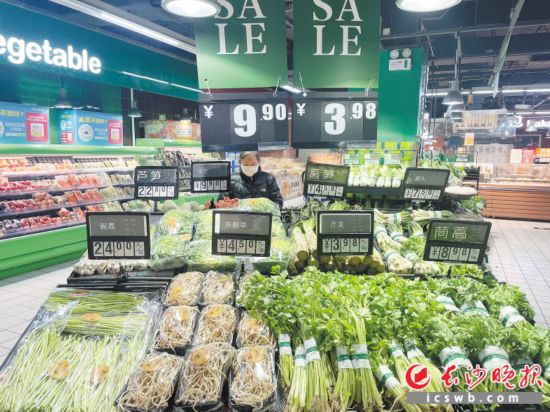 　　家樂福芙蓉廣場店，市民在選購春菜。