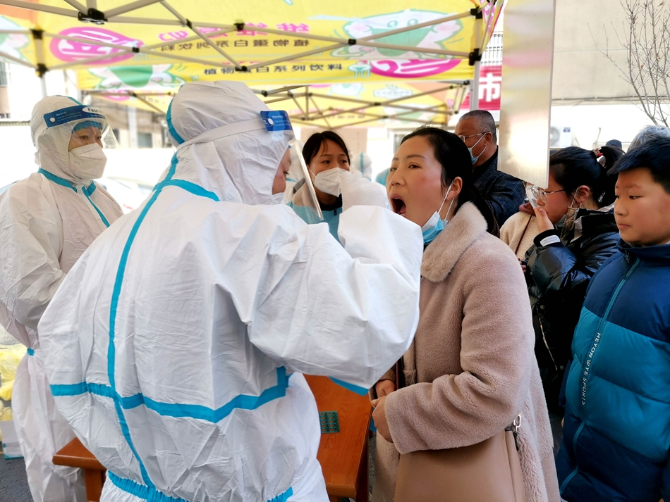 連云港贛榆區(qū)抽調(diào)近500名醫(yī)務(wù)人員開(kāi)展核酸檢測(cè)。朱代桂攝