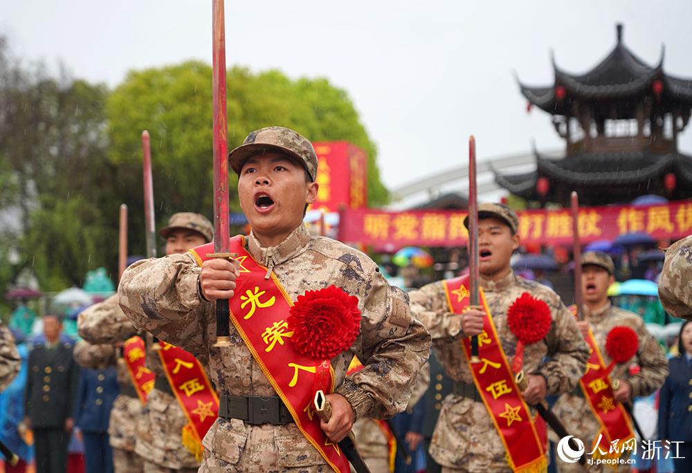 3月22日，新兵們高喊誓言、莊嚴(yán)亮劍。人民網(wǎng) 章勇濤攝