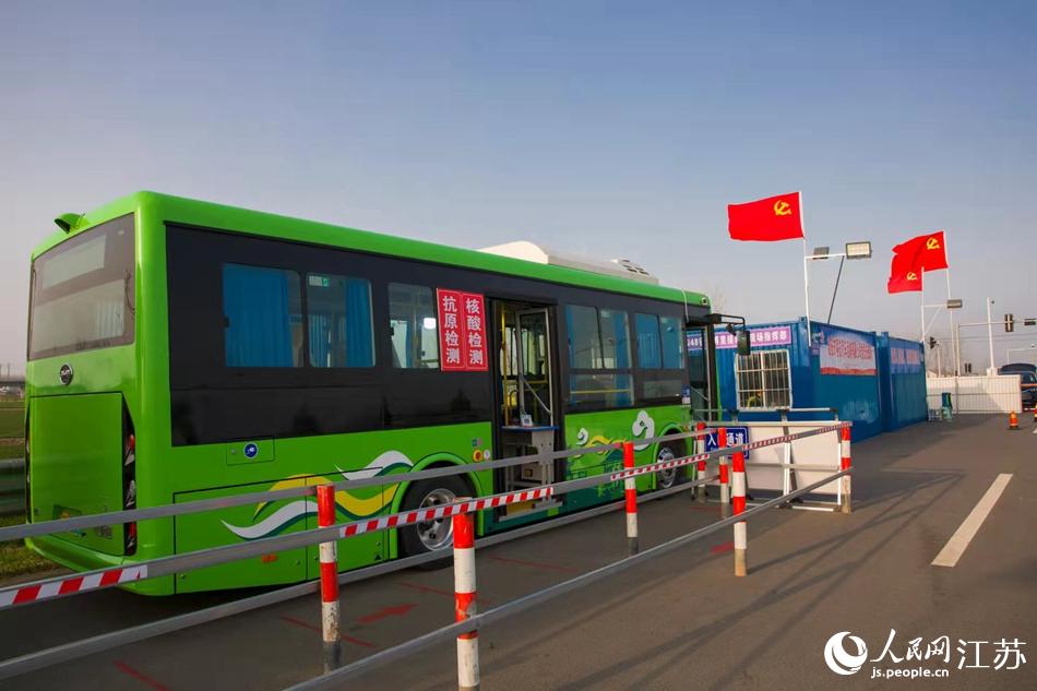 淮安市客總汽車運(yùn)輸有限公司調(diào)集兩部車況最佳“核酸采樣流動車”，組建黨員“先鋒崗”。紀(jì)星名攝