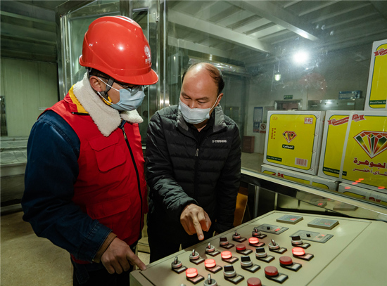電力工作人員對(duì)用電企業(yè)進(jìn)行指導(dǎo)。受訪單位供圖