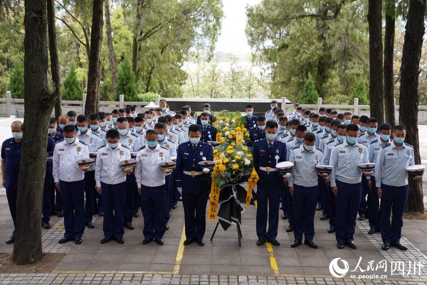 涼山州森林消防支隊駐西昌全體消防救援人員一同前往西昌市烈士陵園舉行紀念活動。樊文淵攝