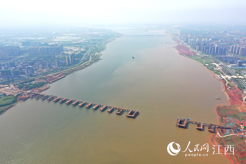 航拍九龍湖過江大橋，該橋是南昌第七座跨贛江通道。 人民網(wǎng) 時雨攝