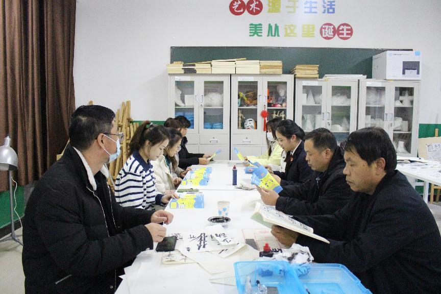 河北省臨西縣人民檢察院未檢檢察官在臨西縣第二小學(xué)為家長(zhǎng)講解家庭教育促進(jìn)法。 孫國(guó)月攝