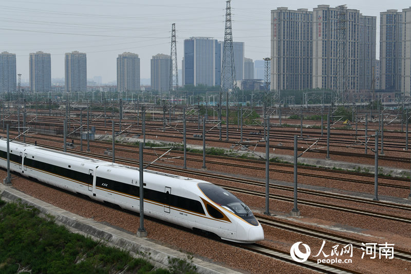 列車駛出站臺。人民網(wǎng) 霍亞平攝