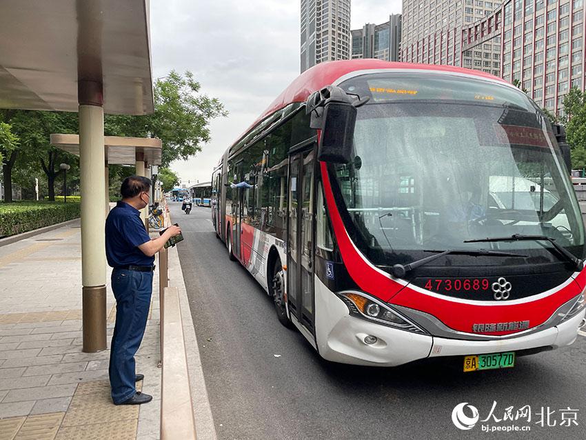 北京1路公交車駛進(jìn)八王墳西站，此前各路公交經(jīng)過該站時均甩站通過，今起該站回復(fù)正常上下客。人民網(wǎng) 尹星云攝