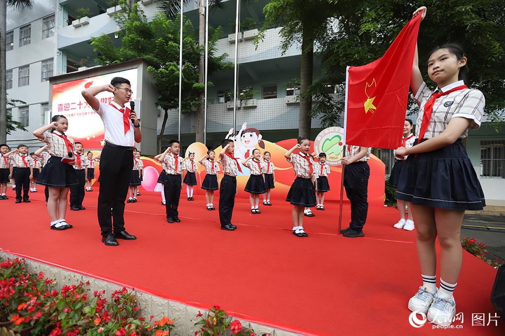 5月31日，在廣西壯族自治區(qū)南寧市民主路小學，學校大隊輔導員帶領少先隊員呼號。人民網(wǎng)記者 嚴立政攝