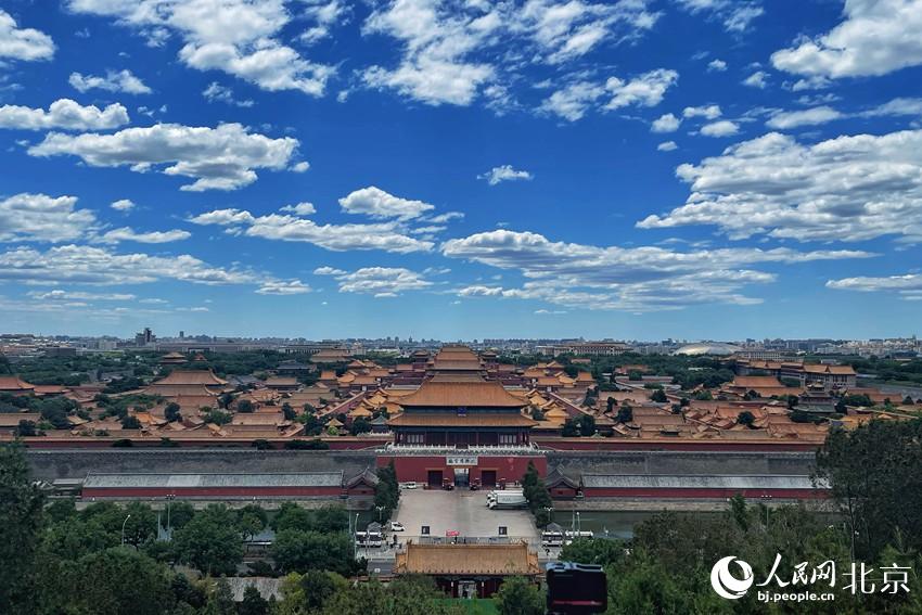 北京再現(xiàn)“高顏值”藍天白云。 人民網(wǎng) 池夢蕊攝