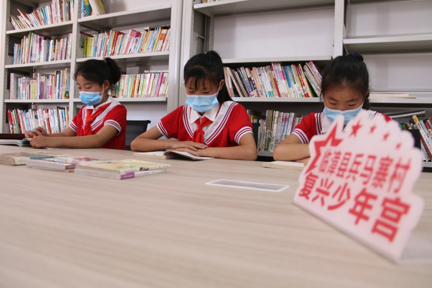 河北省臨漳縣柏鶴集鄉(xiāng)兵馬寨村復(fù)興少年宮，孩子們?cè)陂営[室讀書(shū)。 申志好攝