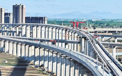 6月7日，工人在唐山市高新技術(shù)開發(fā)區(qū)境內(nèi)的京唐城際鐵路建設(shè)工地施工（無人機照片）。 新華社記者 楊世堯攝