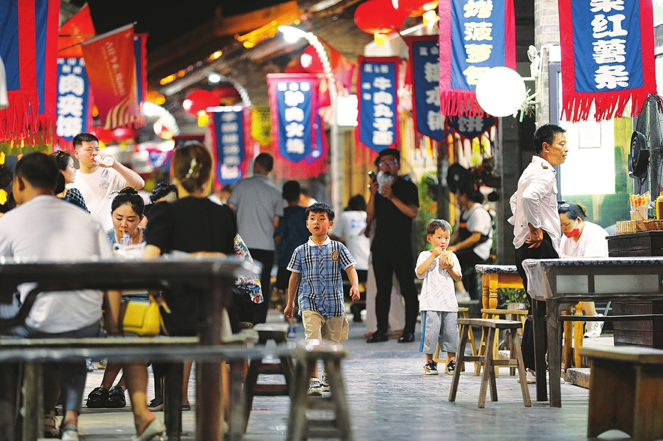  6月17日晚，游客在運(yùn)城市鹽湖區(qū)嵐山根運(yùn)城印象景區(qū)內(nèi)游玩。連日來，運(yùn)城市通過發(fā)放消費(fèi)券，培育夜購(gòu)、夜味、夜宿、夜玩、夜賞的消費(fèi)形態(tài)，迅速推動(dòng)消費(fèi)企穩(wěn)回暖，為經(jīng)濟(jì)發(fā)展注入強(qiáng)勁動(dòng)力。 金玉敏攝
