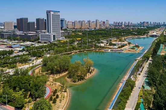 環(huán)城水系中的北湖公園越來越美。羅大慶攝