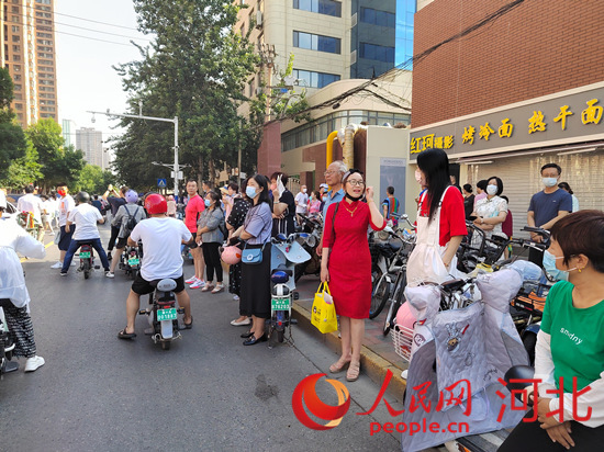 石家莊外國語學(xué)校考點(diǎn)外送考的家長。人民網(wǎng) 祝龍超攝