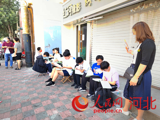 臨進(jìn)考場，考生抓緊時間再復(fù)習(xí)一下。人民網(wǎng) 祝龍超攝