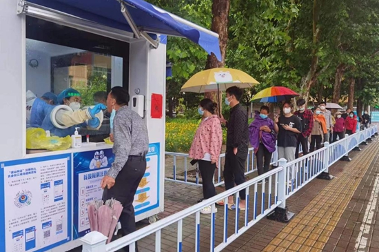 核酸采樣志愿者們上崗。孫金梅攝