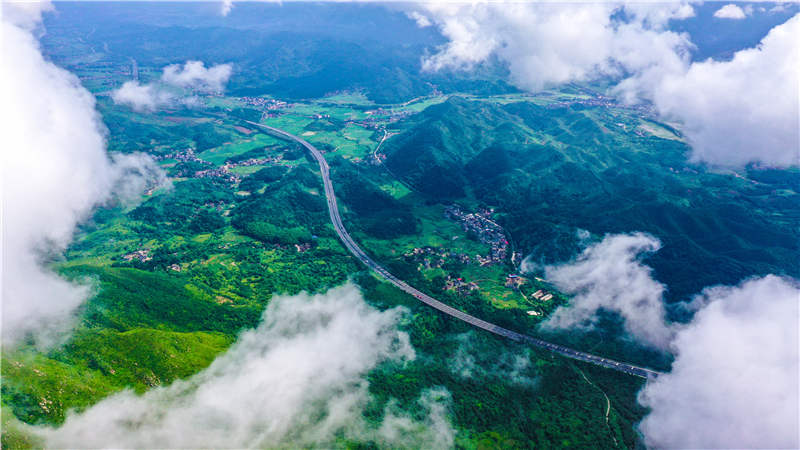 湖南省常寧市廟前鎮(zhèn)泉井村，云霧繚繞，青山蒼翠，公路蜿蜒，秀美如畫。周秀魚春攝