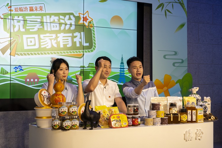 6月3日下午，在臨汾原產(chǎn)地商品體驗(yàn)店，曲沃縣副縣長(zhǎng)樊奇選對(duì)當(dāng)?shù)氐霓r(nóng)特產(chǎn)品、旅游景點(diǎn)進(jìn)行了推介代言。鄭遠(yuǎn)飛攝