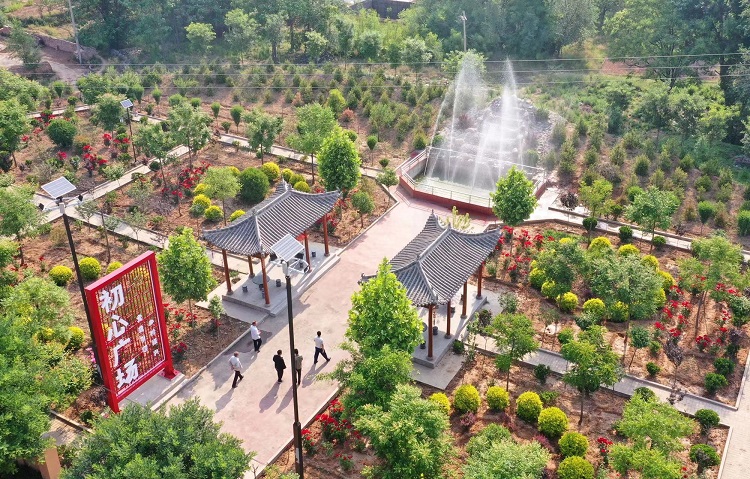 初夏時(shí)節(jié)，襄汾縣鄧莊鎮(zhèn)澗溝村初心廣場(chǎng)內(nèi)一派迷人的鄉(xiāng)村振興新圖景。李現(xiàn)俊攝