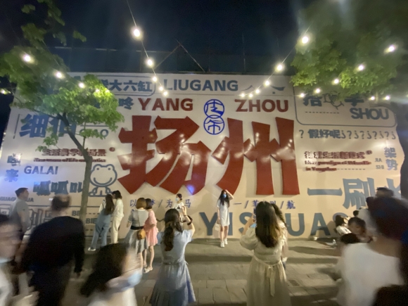 古運河畔的皮市街充滿市井氣息。 人民網(wǎng) 張玉峰攝