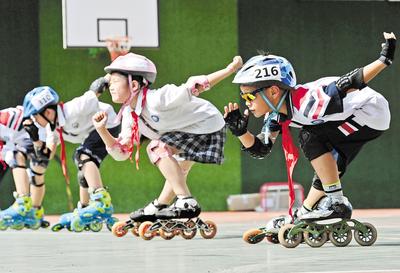6月23日，邯鄲市邯山區(qū)實驗小學(xué)的學(xué)生在練習(xí)輪滑。 當(dāng)日是國際奧林匹克日，該小學(xué)開展了“我運動、我健康、我快樂”為主題的體育活動，通過足球、籃球、武術(shù)、輪滑、擊劍等運動，讓學(xué)生們享受運動健身的快樂，感受運動的魅力。 河北日報通訊員 郝群英攝