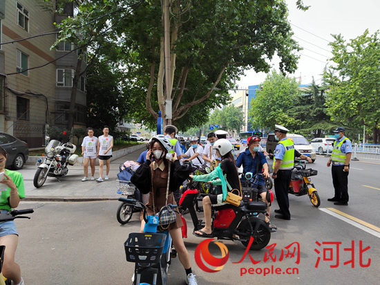 石家莊交警在查處非機(jī)動車違章。人民網(wǎng)祝龍超攝