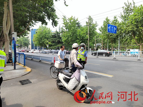 石家莊交警在查處非機(jī)動車違章。人民網(wǎng)祝龍超攝