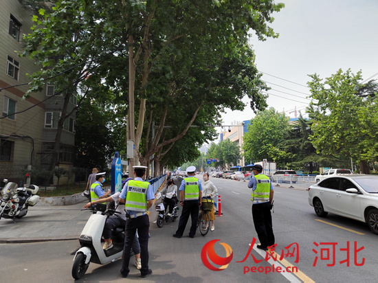 石家莊交警在查處非機(jī)動車違章。人民網(wǎng)祝龍超攝