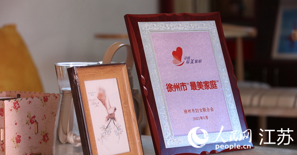 王繼蓮家庭獲得的部分榮譽。人民網 冷金明攝