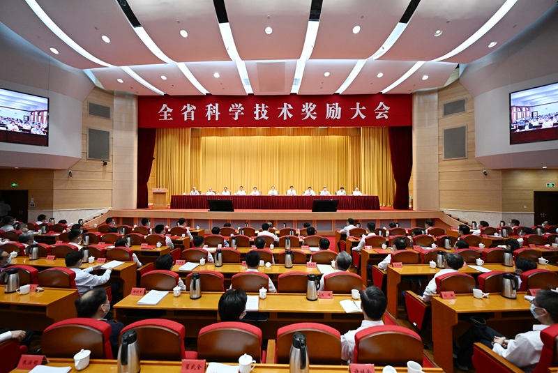 圖為江蘇省科學(xué)技術(shù)獎(jiǎng)勵(lì)大會(huì)現(xiàn)場(chǎng)。吳勝攝