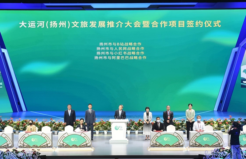 揚州市副市長劉流與人民網(wǎng)股份有限公司江蘇分公司總經(jīng)理汪崢嶸作為代表分別簽署了戰(zhàn)略合作協(xié)議。文斌攝