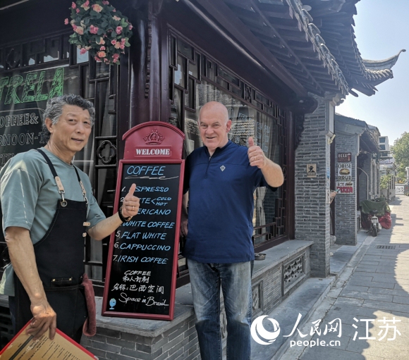愛逛古巷的巴西人和揚州朋友在仁豐里開了一家西餐廳。 人民網(wǎng) 張玉峰攝