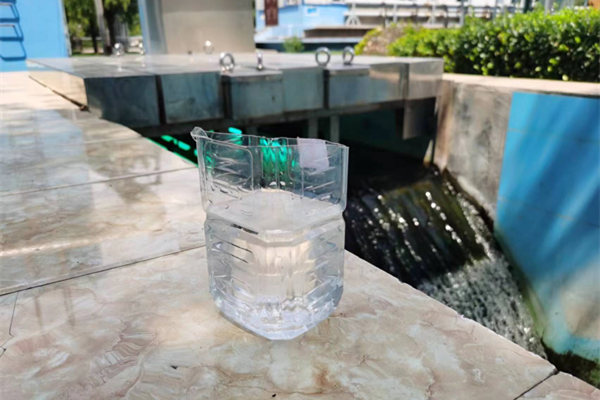 在邯鄲市雞澤縣藍天污水處理廠，污水經(jīng)過處理后清澈透明。鄭佳欣攝
