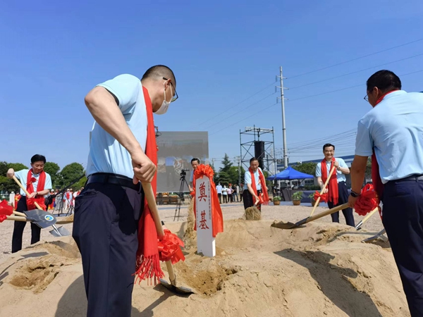 作為今年荷花節(jié)“開場(chǎng)秀”，理士新能源智造園區(qū)項(xiàng)目正式開工。人民網(wǎng) 馬曉波攝