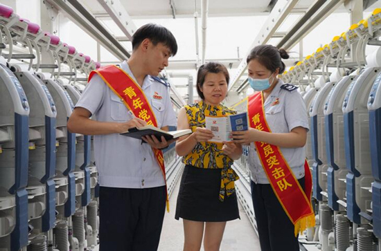 國家稅務(wù)總局常德市西洞庭西湖管理區(qū)稅務(wù)局成立青年黨員突擊隊，走進(jìn)常德銀駿紡織有限公司等企業(yè)送政策、問需求、解難題。受訪單位供圖