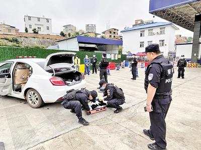 圖為民警對(duì)重點(diǎn)車輛是否攜帶毒品進(jìn)行檢查。省禁毒委供圖