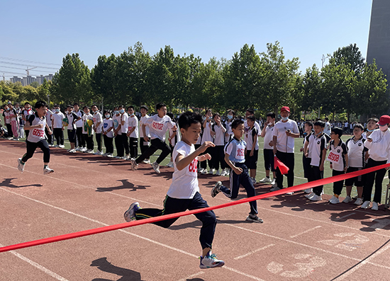 河北省威縣第四小學(xué)學(xué)生組織短跑比賽。 趙國華攝