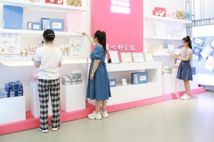 多樣的高陽紡織產(chǎn)品吸引大家關(guān)注。班靜怡攝