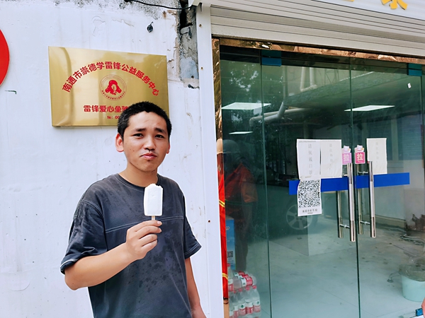 2過路司機(jī)在驛站冷飲。人民網(wǎng)記者王繼亮攝.jpg