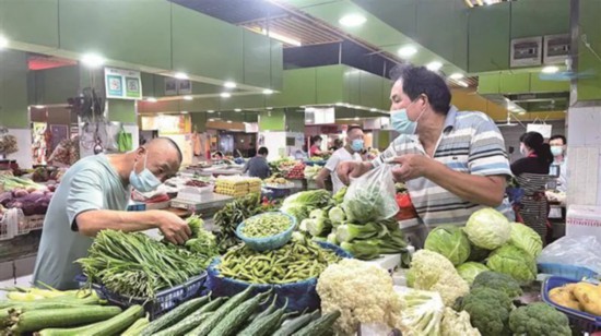 無錫市民在沁揚(yáng)市場和往常一樣購買農(nóng)副產(chǎn)品。宗曉東攝