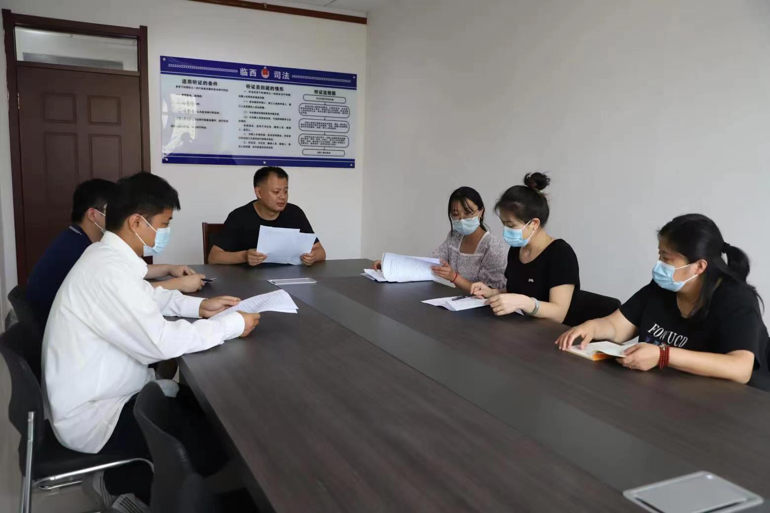 邢臺市臨西縣司法局工作人員在行政復(fù)議聽證室對行政復(fù)議事項(xiàng)開展聽證問詢。 孟凡儒攝