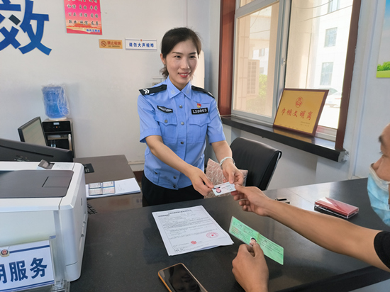 張靜正在為群眾辦理業(yè)務(wù)。 趙凱攝
