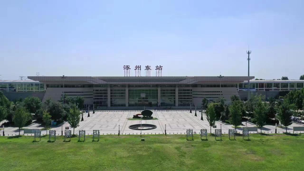 通勤專(zhuān)列高鐵始發(fā)站涿州東站。 熊華明、王聚言攝