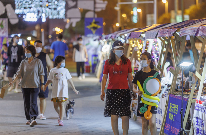 青年無限宇宙潮動市集匯聚眾多文創(chuàng)產(chǎn)品，豐富市民夜生活。王英浩攝