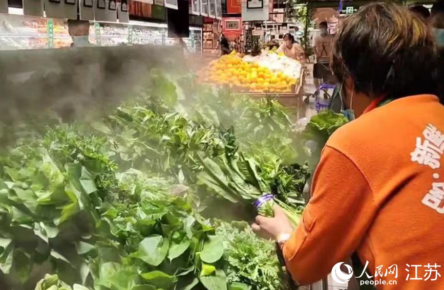 在大潤發(fā)長江北路店里，果蔬、肉蛋等生活必需品種類齊全，供應充足，市民正有序選購。無錫市委網(wǎng)信辦供圖